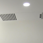 The supply and return vents of this small wine cellar are almost inconspicuous when viewing the wine cellar from outside.